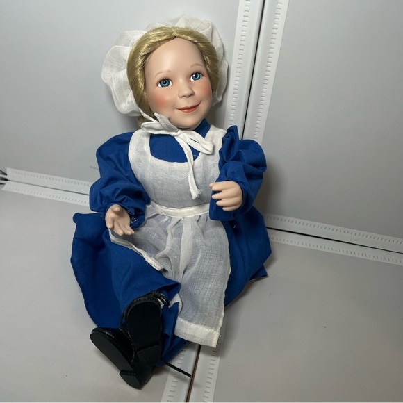 Springford Amish Porcelain Doll Bendable Arms And Legs Blue Apron Bonnet Blonde - Picture 7 of 7